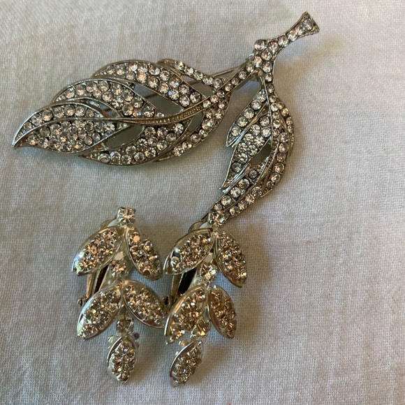 Vintage‎ Leaf Brooch & Clip on Earrings with Rhinestones - Picture 1 of 4